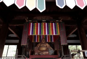 弥勒菩薩（布袋）坐像が安置される天王殿は、萬福寺の玄関として江戸時代中期に建立された国の重要文化財