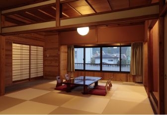 広々とした和モダンの客室は、最大８名まで宿泊可能。冷蔵庫・レンジ完備で、食材の持ち込みもOK